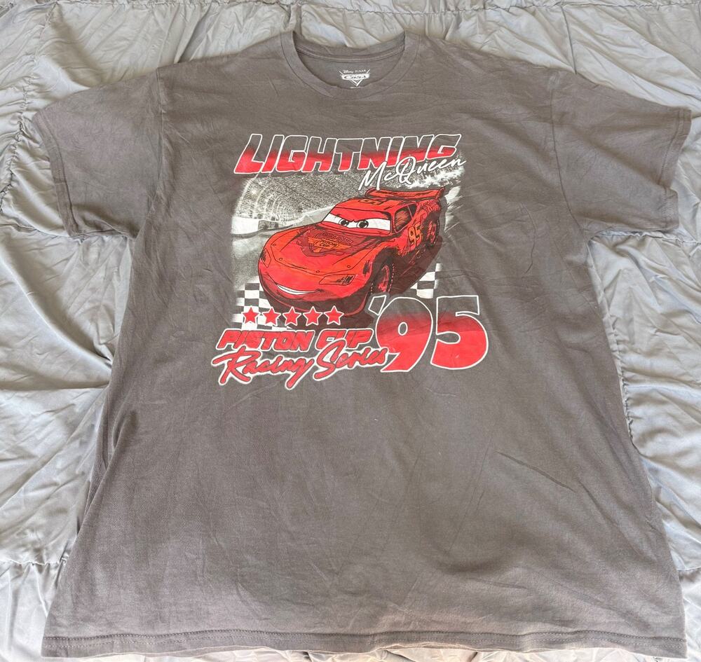 Disney Pixar Cars Lightning McQueen Men's XL Gray Short Sleeve T-Shirt.